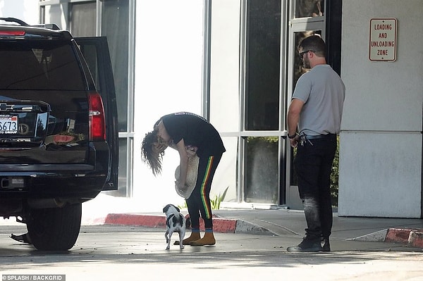 Согласно DailyMail.com, девушка с обложки, казалось, не могла контролировать движения своего тела в определенные моменты, когда ее видели разговаривающей по телефону, наклоняющейся, роняющей телефон и ходящей с очень нервным видом, как будто она не могла перестать двигаться.