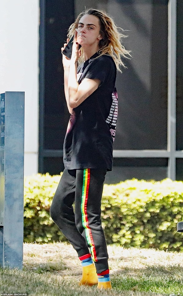 Всего за несколько недель до появления этих фотографий модель отпраздновала свое 30-летие с друзьями на яхте, и теперь жизнь Кары выглядит совсем не глянцевой. Ее загорелые конечности покрыты синяками, а псориаз, от которого она страдает во время стресса, снова вспыхнул.