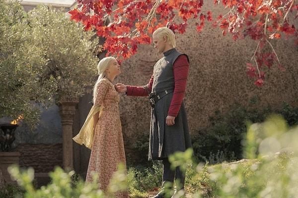 Dizide Milly Alcock'un rol verdiği genç prenses Rhaenyra Targaryen ve prens Daemon Targaryen karakterleri arasındaki çekim de izleyenlerin dikkatini çekti.