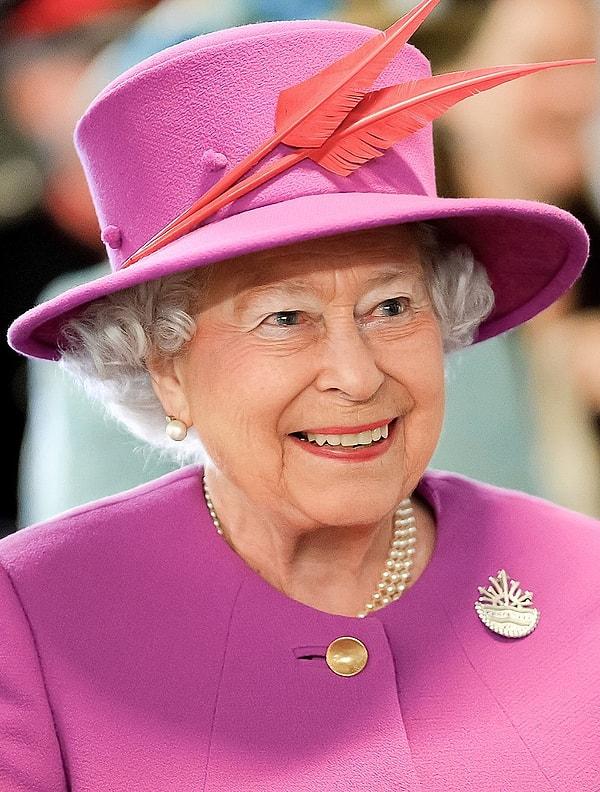 Buckingham Sarayı’ndan yapılan resmi açıklamada, “Kraliçe, Balmoral’da ve rahat” denildi ancak sosyal medya bu haberlerin üzerine fena karıştı.