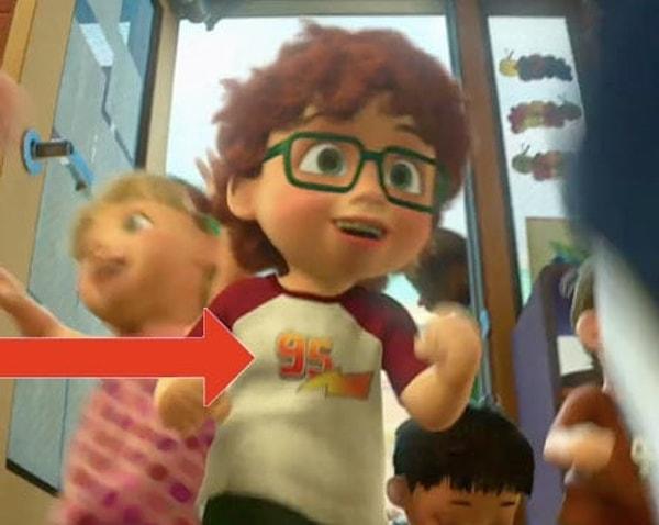 17. Ayrıca 'Toy Story 3' filminde '95' yazılı tişört giyen bir çocuk görebilirsiniz. Bu numara Şimşek McQueen'e bir göndermedir.