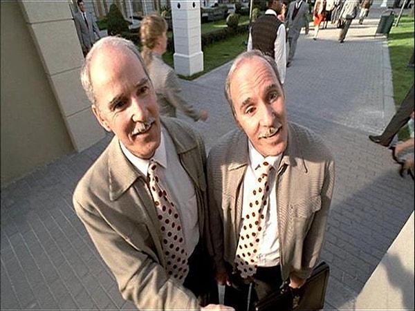 20. Ve son olarak 'Truman Show' filmindeki ikizler aslında filmin setinde çalışan polis memurlarıdır. Yapım ekibi bu ikizleri çok cana yakın bulduğu için ikiliyi oyuncu kadrosunda da görmek istemiş.