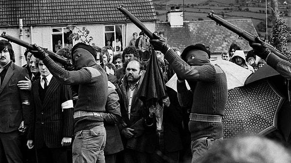 IRA, 2005 yılında politik alanda mücadele vereceklerini açıklamıştı ancak IRA'dan ayrılan R-IRA, 2009 yılında iki İngiliz askerini vurmuştu.