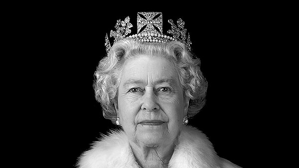 Kraliçe Elizabeth'in Perşembe günü vefatının ardından, onun 70 yıllık saltanatını anmak için şok edici fiyatlarla tuhaf ürünler satılmaya başlandı.