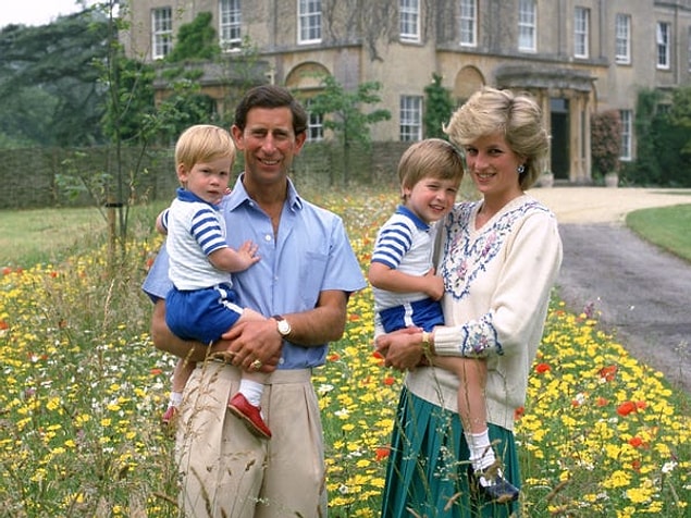 9. Des années plus tard, Diana a été invitée au palais pour rencontrer Charles et sa famille et les médias ont rapporté que les deux étaient fiancés.