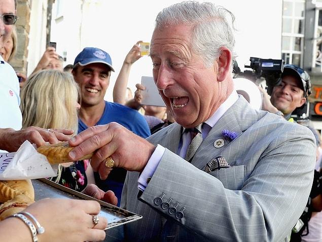 16. Comme beaucoup d'autres membres de la famille royale, le prince Charles a un goût culinaire intéressant.  Charles, qui voulait que ses œufs cuisent exactement 7 minutes, mangeait du thé, du gâteau et 7 œufs entre 16h et 17h tous les jours !