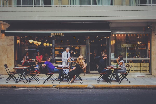 Restoranlar akşam yedi buçuğa kadar açılmıyor.