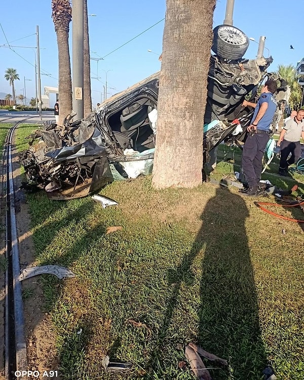 Görgü tanıklarının ifadelerine göre hız sınırını aşan aracın içinde bulunan 3 kişi yaşamını yitirdi. İzmir Trafik sayfasında kaza sonrasına ait görüntüler paylaşıldı.