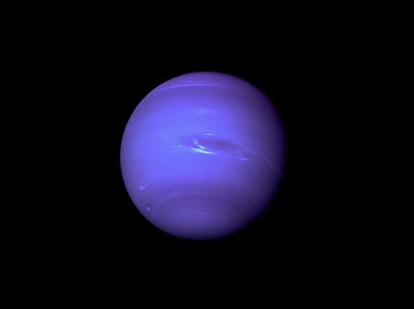 16. Neptün'ün uydusu, Triton, gezegeninin etrafında geri geri döner. Bunu yapan tek büyük gezegen uydusudur.