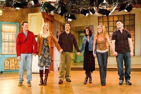 Dizinin büyük kısmı Joey, Monica, Rachel ve Chandler'ın evinde geçiyor. İlginç olan şu ki dizi, dış çekimlerde de sıkça kullanılan binada değil Warner Bros stüdyolarında çekilmiş.