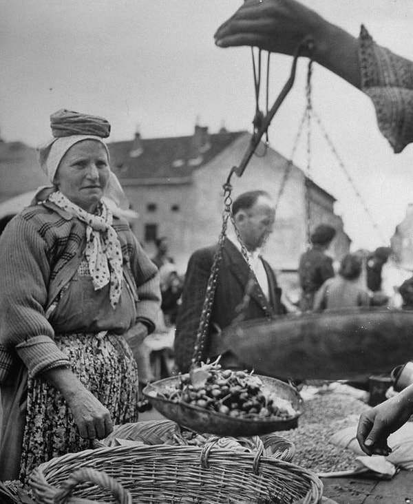 12. Yugoslavya'daki pazarda kirazların tartılmasını izleyen kadın: (1948)