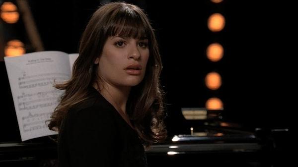4. Glee dizisinde oyunculuk yapan Rachel'in hep oynamanın hayalini kurduğu rolünü bırakması ve daha vasat bir rolde oynamak için Los Angelas'a taşınması.