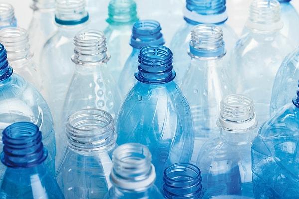 Araştırmacılar beklenmedik bir malzemeye yöneldiler; tipik meşrubat şişelerinde sıklıkla kullanılan şeffaf, güçlü bir plastik olan pet malzemesine.