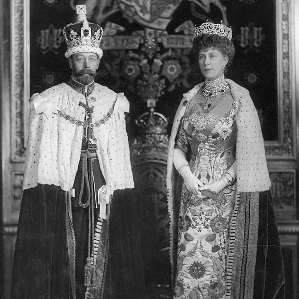 1905 yılında Kral V. George ve Kraliçe Mary'nin beşinci çocuğu olarak dünyaya gelen Prens John, karanlık bir çocukluk geçirdi.