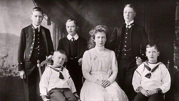 Kardeşlerinin ve diğer aile üyelerinin sağlıklarını bozmaması için saraydan uzaklaştırılan Prens John, 11 yaşında kraliyetin Sandringham evinin arazisinde bulunan Wood çiftliğinde, bakıcısı Charlotte Bill ile yaşamına devam etti.