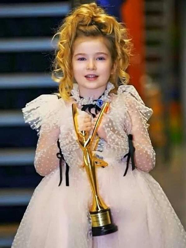 Meleklerin Aşkı dizisinde canlandırdığı 'Şirin Çekilmez' karakteriyle 46. Pantene Altın Kelebek Ödülleri'nde 'En İyi Çocuk Oyuncu' ödülüne layık görülmüştü.