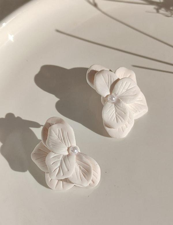 10. Nikahınızda takabileceğiniz kadar şık çiçekli beyaz küpe!