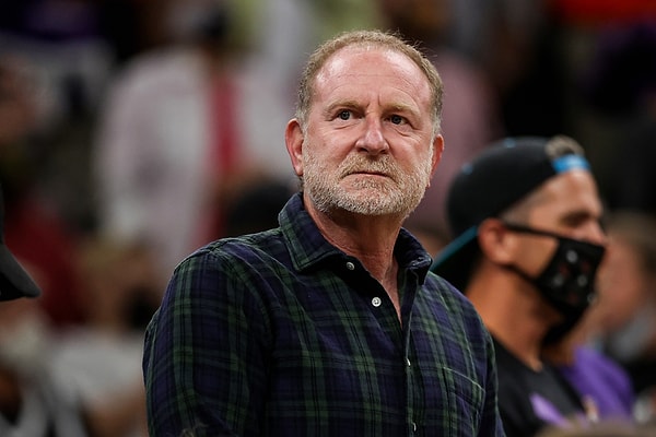 Phoenix Suns‘ın sahibi Robert Sarver, işyerindeki uygunsuz davranışları sebebiyle soruşturma altındaydı.