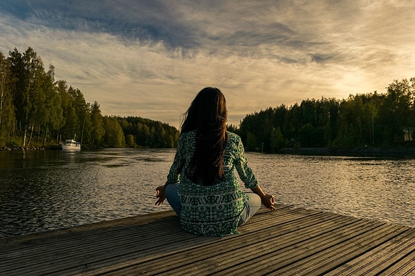 Meditasyon yaparak olumlu düşüncelere kapılarınızı aralayın.