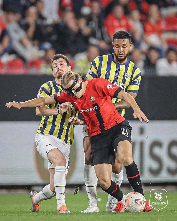 İkinci yarıya hızlı başlayan ev sahibi 52. dakikada Martin Terrier ve 54. dakikada Lovro Majer ile 2-0 öne geçti.