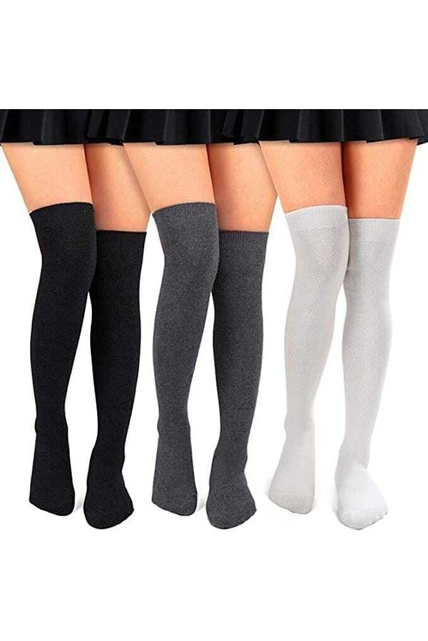 12. Okula giymek için uygun renklerde üçlü diz üstü çorap seti.