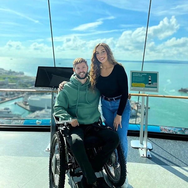 Tetrapleji (kollarda ve bacaklarda his kaybı) rahatsızlığı yaşayan George Dowell ve kız arkadaşı Jessikah Lopez, sosyal medyada yaptıkları paylaşımlarla engelli bireylere olan ön yargıyı kırmaya çalışıyor.