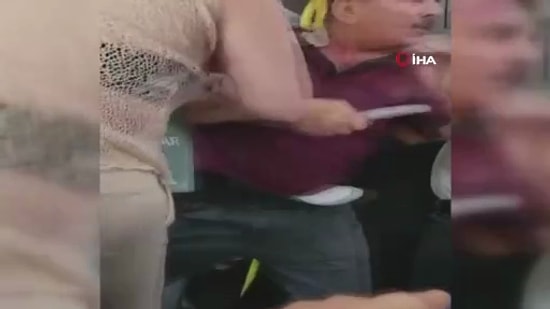 Otobüste "Ayağıma Bastın" Tartışmasında Bıçak Çekildi! An An Cep Telefonuyla Kaydedildi