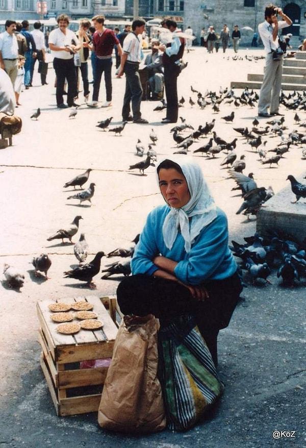 4. Kuş yemi satıcısı, İstanbul, 1985.