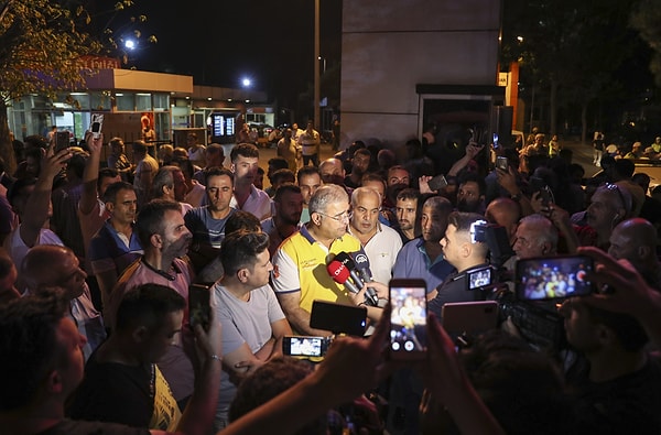 Meslektaşları hastane önünde kontak kapattı.