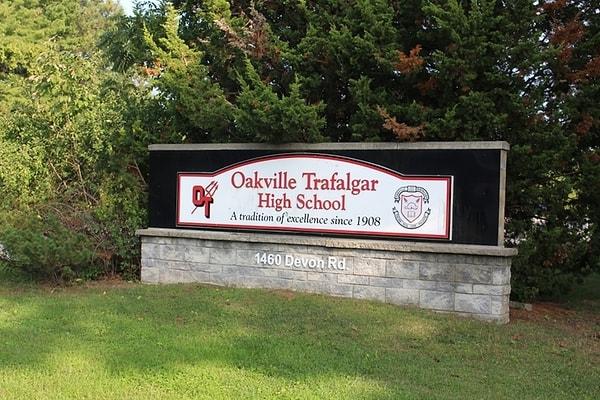 Oakville Trafalgar Lisesi, son yıllarda okullarda cinsiyet kimliği ideolojisini teşvik etmeye başlayan Halton Bölge Okul Kurulu (HDSB) tarafından denetlenmektedir.