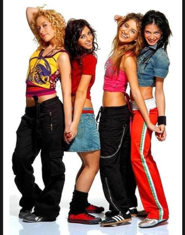 Cıvıl cıvıl 4 kız, dansları ve şarkıları ile 2000'li yıllara damgasını vurmuştu. Hepsi Grubu tabir-i caizse bizim Spice Girls'ümüz olmuştu.