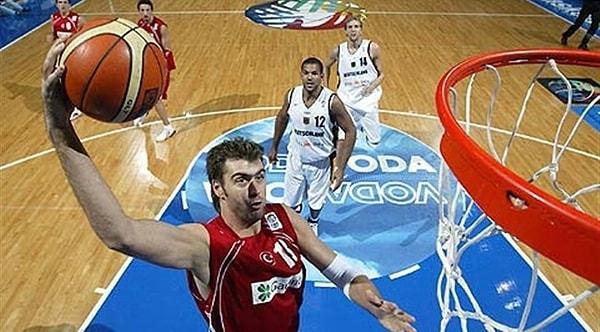 3. NBA'de şampiyonluk yaşayan ilk ve tek milli basketbolcumuz Mehmet Okur o sırada hangi takımda oynuyordu?