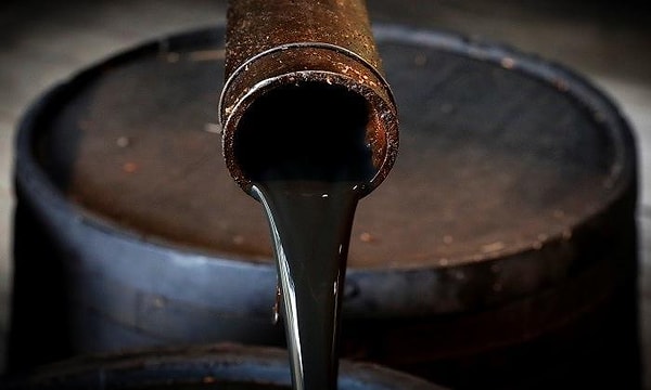 Petrol fiyatları zayıf dolar ve arza yönelik endişelerle yükseldi