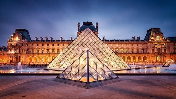 3. Hakkını vererek gezildiğinde en az 2 ayınızı harcamanız gereken, bir sürü baş yapıt ile dolu olan meşhur Louvre Müzesi.