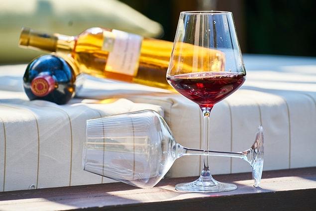 14. Kadehteki şarabın kalitesini kontrol için, hafifçe sallayın. Bardağın çevresinde oluşan tortu ne kadar ağır iniyorsa, o kadar kalitelidir.