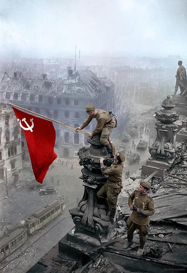 Temmuz 1943'teki Kursk Muharebesi'nde Sovyetler, Almanların 200 bin kaybına karşılık en az 800 bin kayıp verdi.