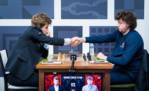 Magnus Carlsen rakibinin hile yaptığını söylemedi, sadece ima etti. Magnus Carlsen'in hislerinde haklı olduğunu düşünenler ise Hans Niemann'ın nasıl hile yapacağını tartıştı.