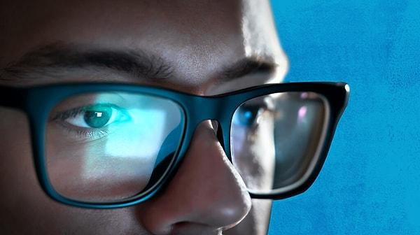 Bilgisayar ekranlarına bakarken gözlerimizi daha fazla yormamak için gözlerimiz bozuk olmasa bile gözlük kullanabiliyoruz.