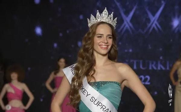 Podyumda gerçekleşen mülakat sonucunda 8 numaralı yarışmacı Selin Erberk Gurdikyan, Miss Supranational seçildi.