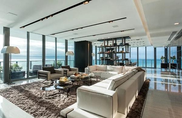 2020'de, Miami'deki devasa bir apartman dairesini 5 milyon sterline aldı.