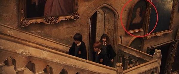 2. 2001 yapımı 'Harry Potter ve Felsefe Taşı' filminde Anne Bloyn'in portresini görebilirsiniz. Anne Boleyn, 8. Henry'nin eşiydi ve cadılıkla suçlandıktan sonra idam edilmişti.