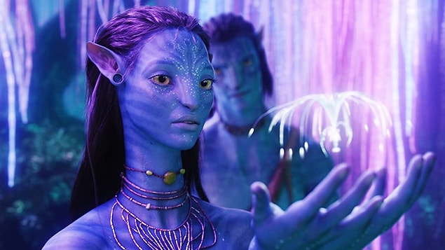 Her sahnesiyle izleyiciyi adeta büyüleyen 'Avatar'ın hem senaryosu hem de yönetmenliği James Cameron'a ait. Her sahnesiyle izleyiciyi adeta büyüleyen 'Avatar'ın hem senaryosu hem de yönetmenliği James Cameron'a ait.