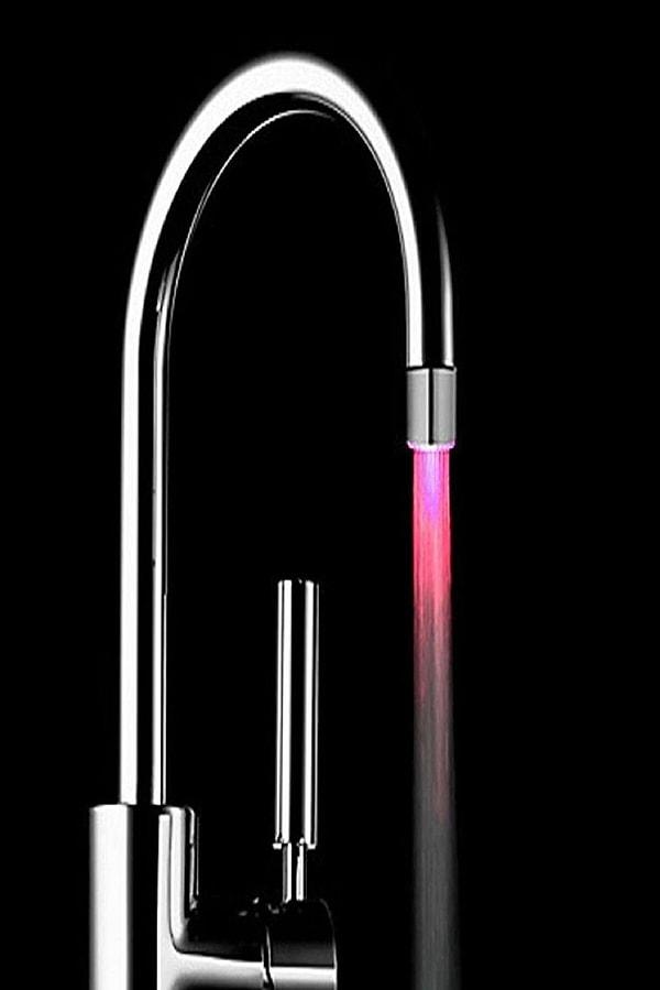 8. Hayatınızdaki gri renge son: Mutfağınızı renklendiren led ışıklı musluk