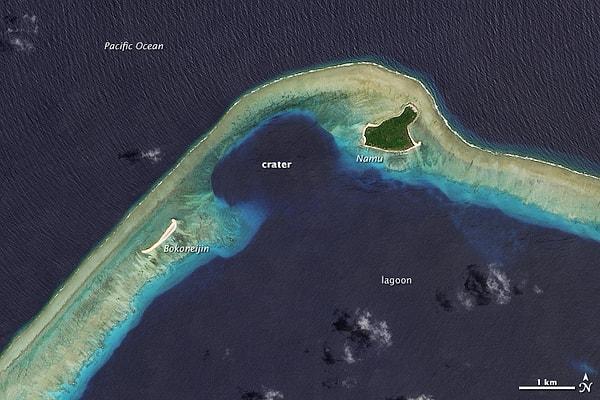 20. yüzyılda Bikini Atoll, karada ve havada toplam 23 adet nükleer patlama gördü, ancak çoğu patlama ada kıyılarında infilak etti.