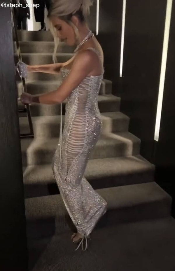 Платье длиной до пола было украшено сотнями мерцающих драгоценных камней, а облегающий дизайн облегал фигуру Ким - вплоть до лодыжек. Наряд состоял из деталей на шнуровке по обе стороны тела Ким, а также корсета крест-накрест на груди.