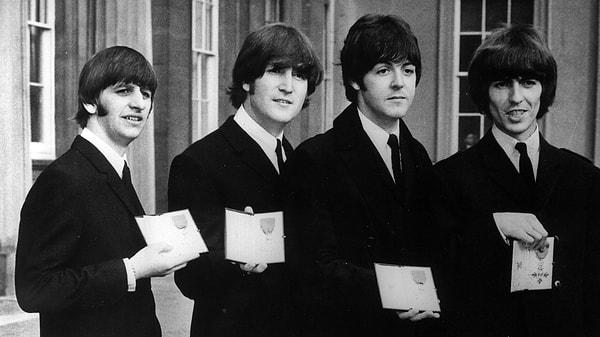 60'larda The Beatles'ın kaç şarkısı Birleşik Krallık listelerinde 1. sıraya yükselmiştir?