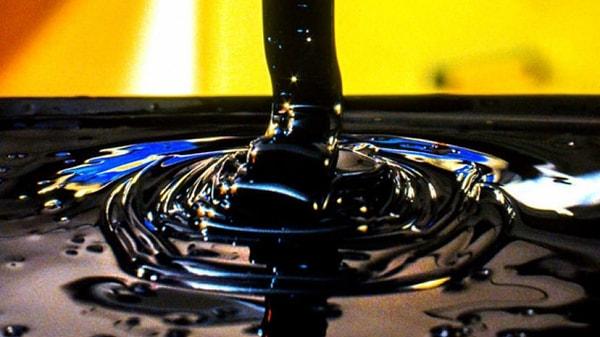 Brent petrolün varil fiyatı dün 82,5 dolarla 8 ayın en düşük seviyesine geriledi.