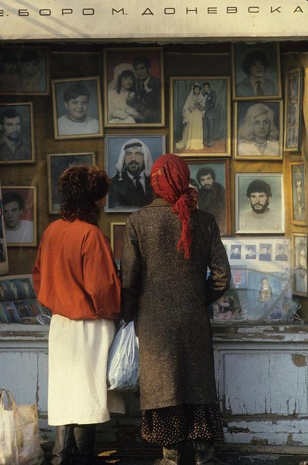 9. Üsküp'te bir vesikalık fotoğrafçısının dükkanının önünde duran kadınlar - 1986: