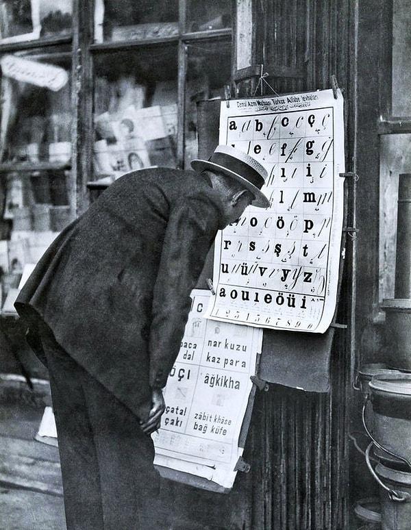 19. Kitapçının önünde yeni Türk alfabesini okuyan adam - 1929: