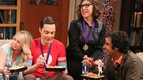 12. "The Big Bang Theory" dizisinin finalinin ardından tüm ekip setten hatıra kalması için bir şey aldı.